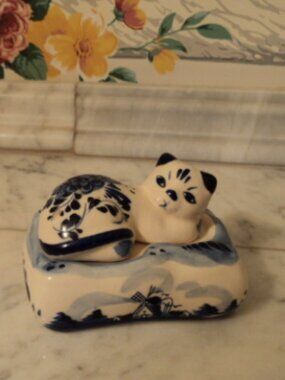 vintage Delft blue cat on pillow salt & pepper set